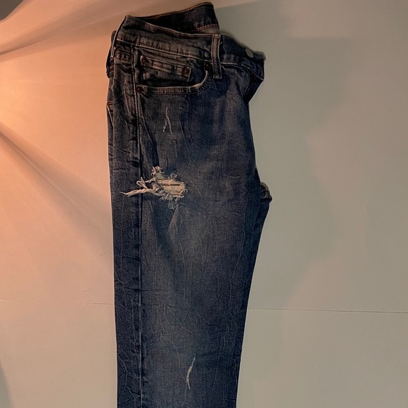 Medium blue ripped Levi jeans - Picture 2 of 6